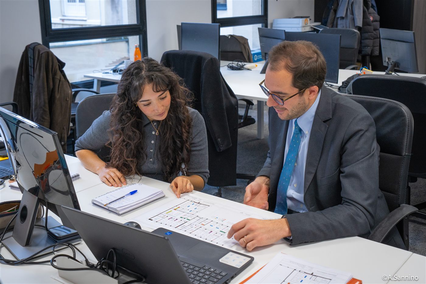 Collaborateurs Oméa au travail sur un projet